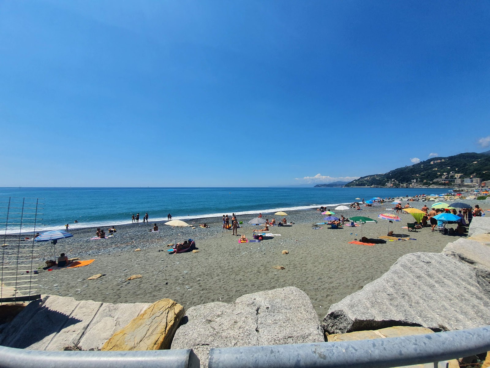 Foto de Spiaggione Voltri II con arena gris y guijarros superficie