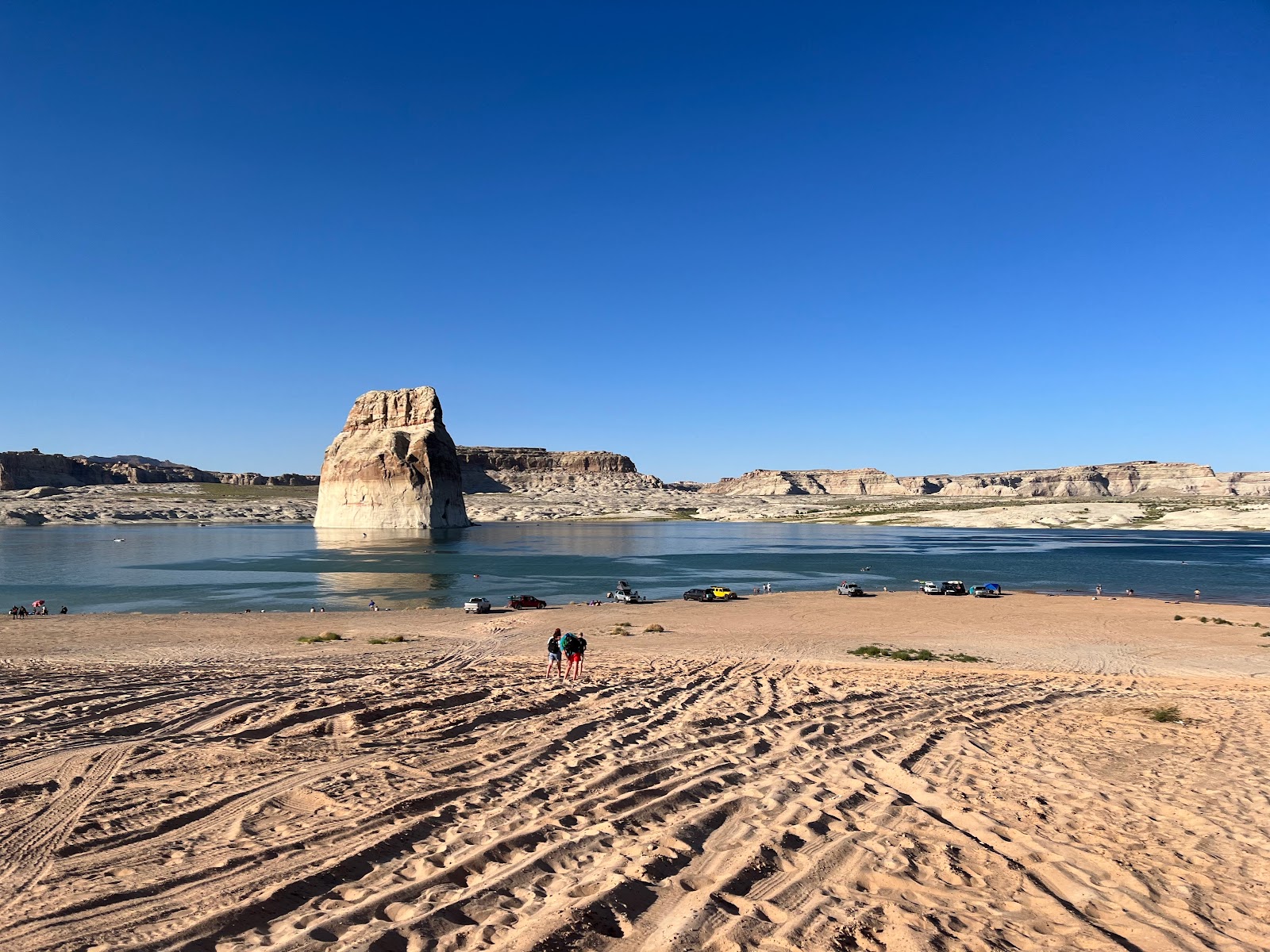 Lone Rock Beach的照片 带有明亮的沙子和岩石表面