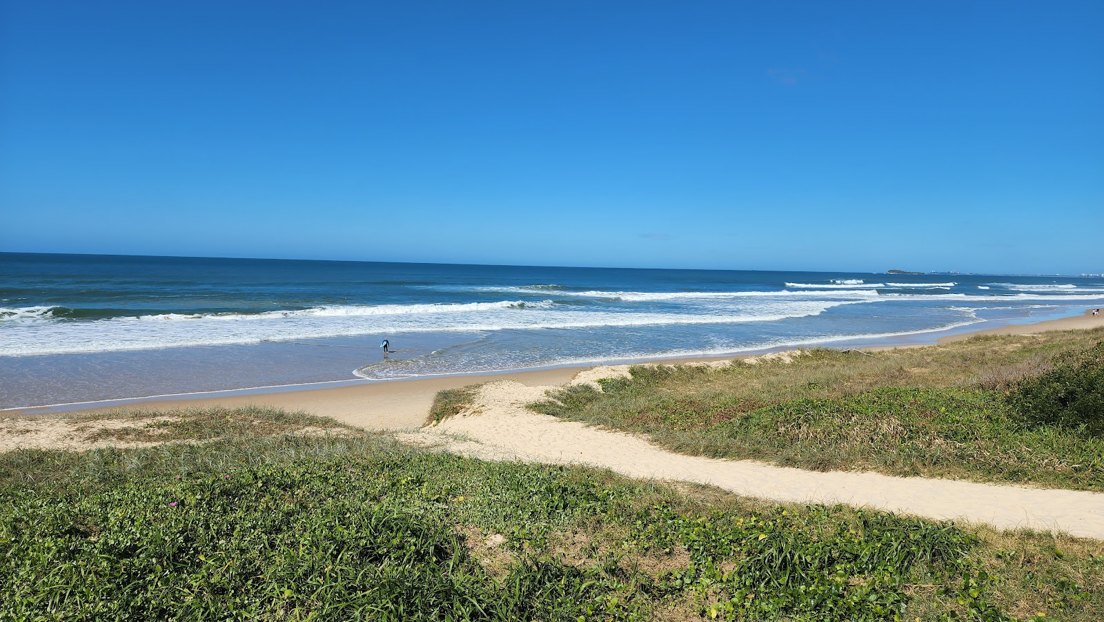 Foto de Marcoola Beach com areia fina e brilhante superfície