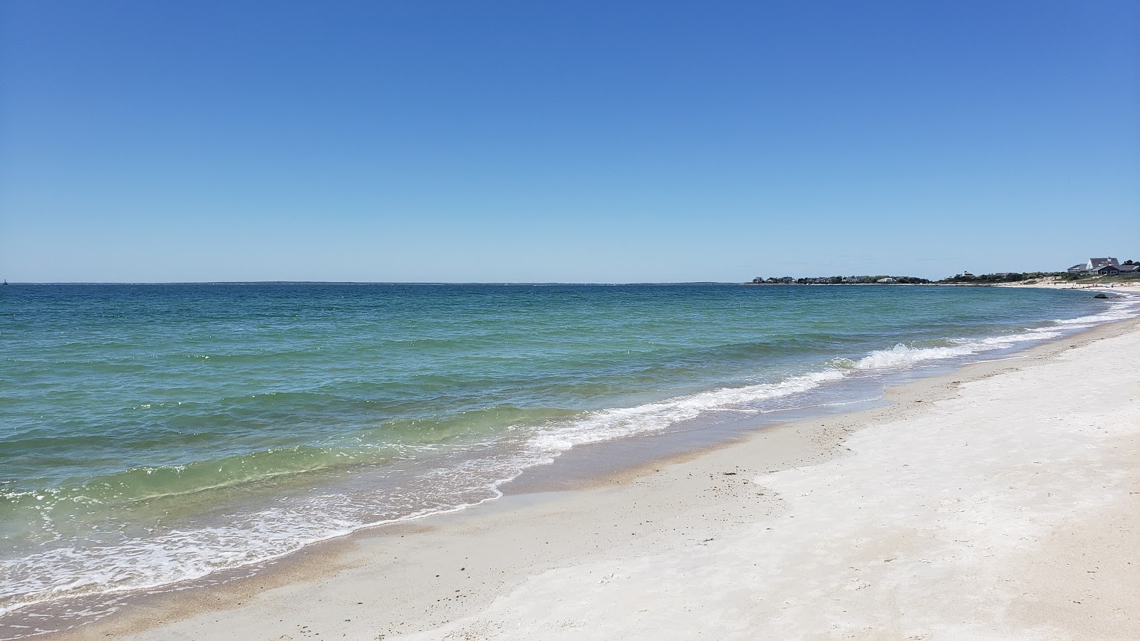 Fotografie cu Old Silver Beach - locul popular printre cunoscătorii de relaxare