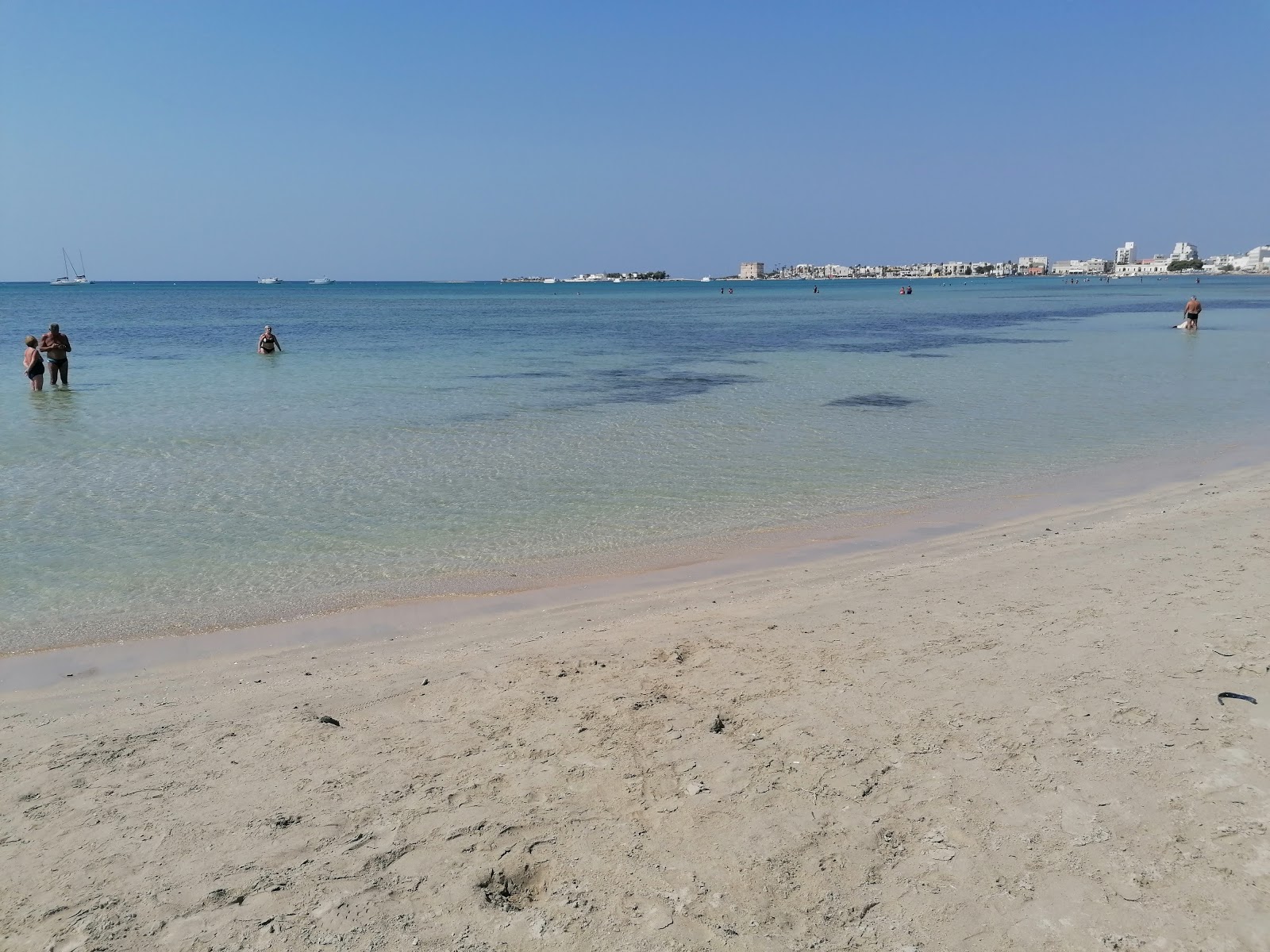 Foto de Riccione beach com água cristalina superfície