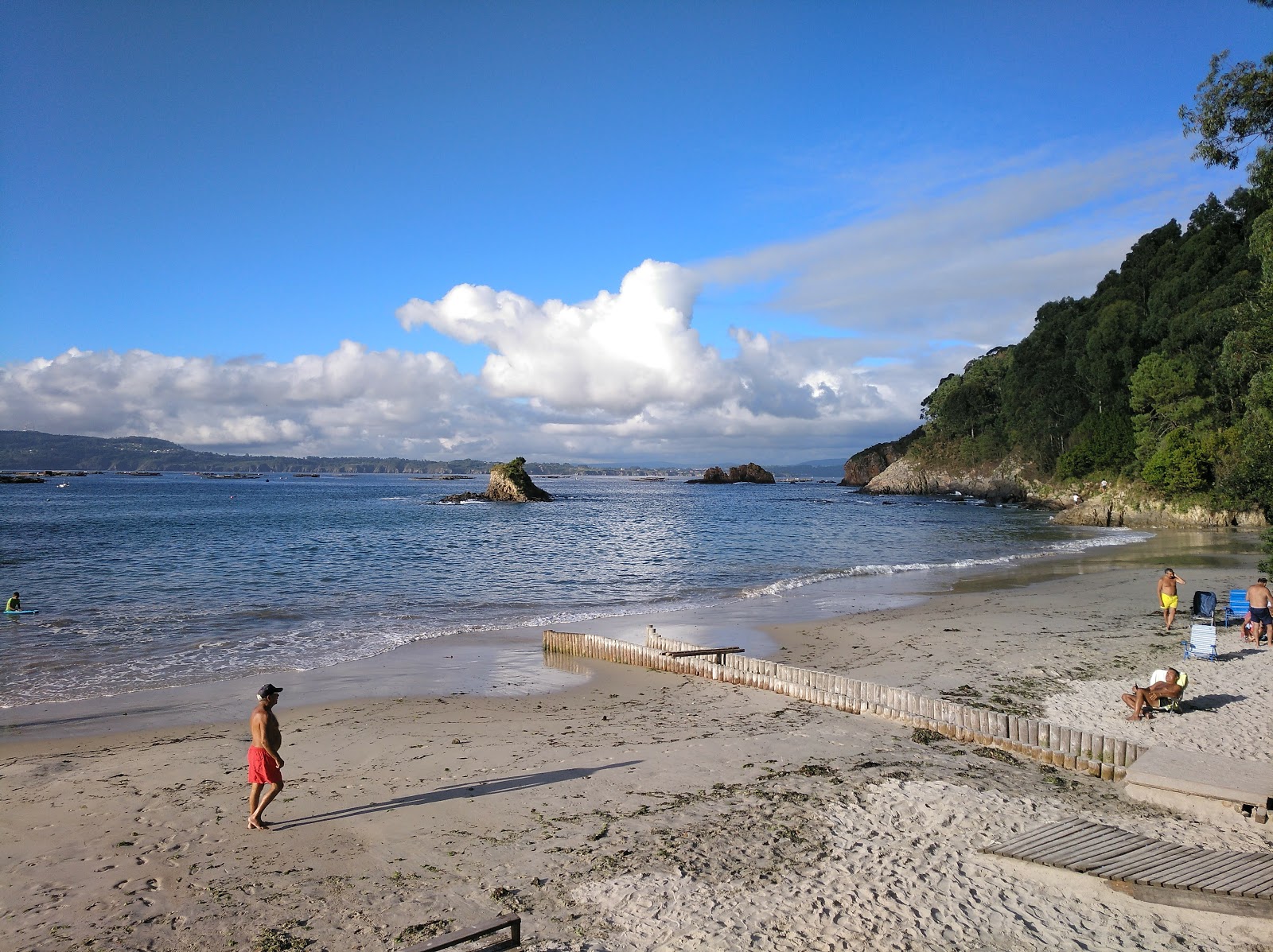 Foto de Praia de San Pedro con agua cristalina superficie