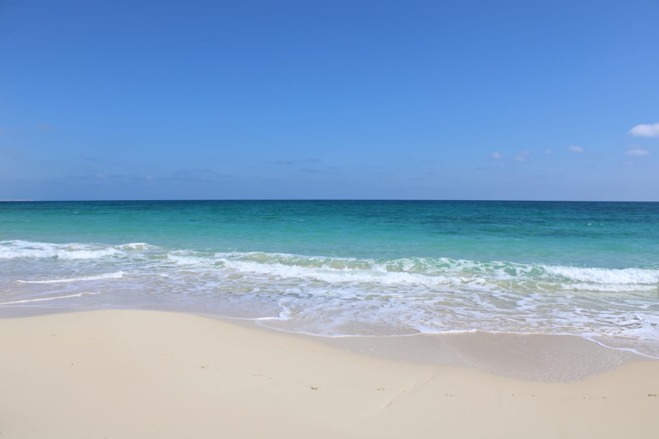 Foto de Costa Delona Beach - lugar popular entre os apreciadores de relaxamento