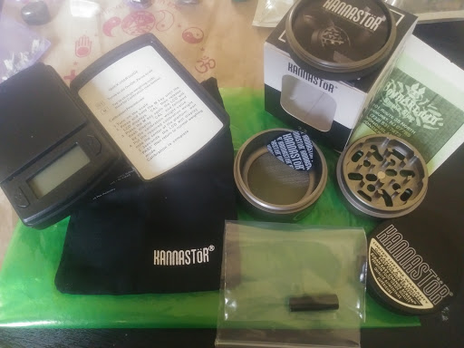 Tobacco Shop «Wonderland Smoke Shop - Oakhurst, NJ», reviews and photos, 2001 NJ-35, Oakhurst, NJ 07755, USA