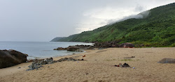 Photo de Sung Co Beach protégé par des falaises