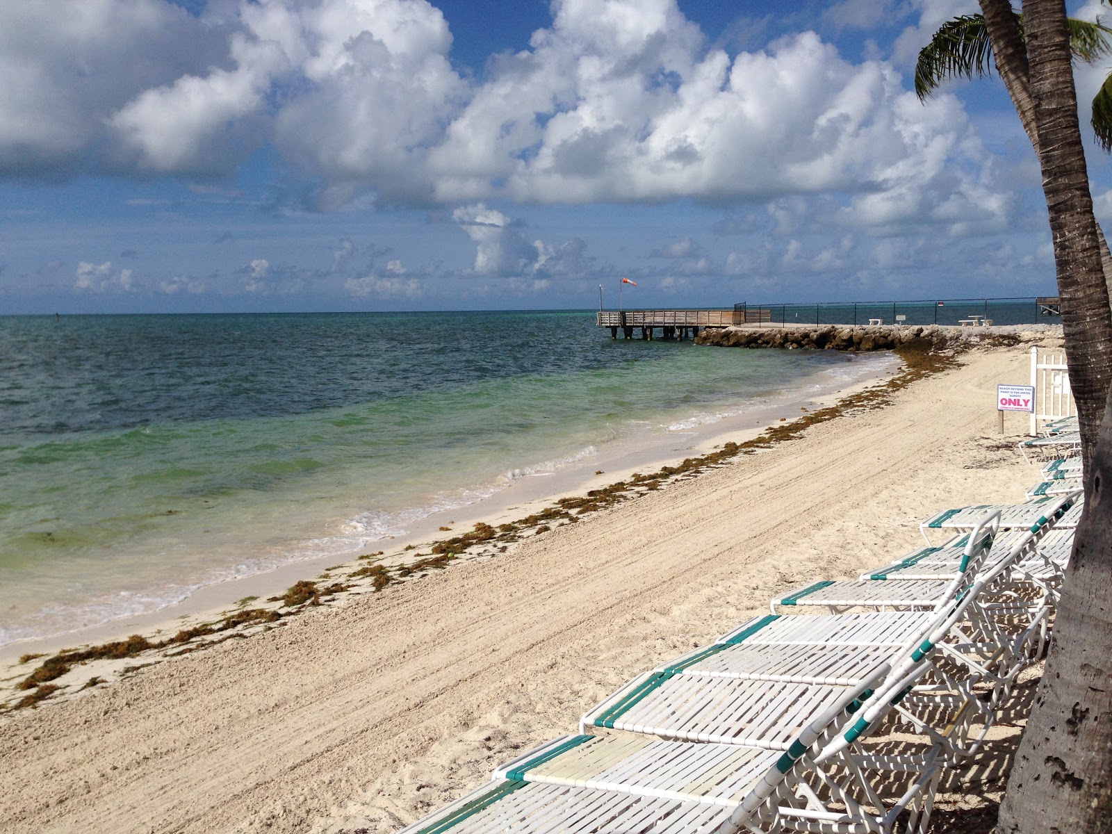 Foto de Key Colony beach com areia brilhante superfície