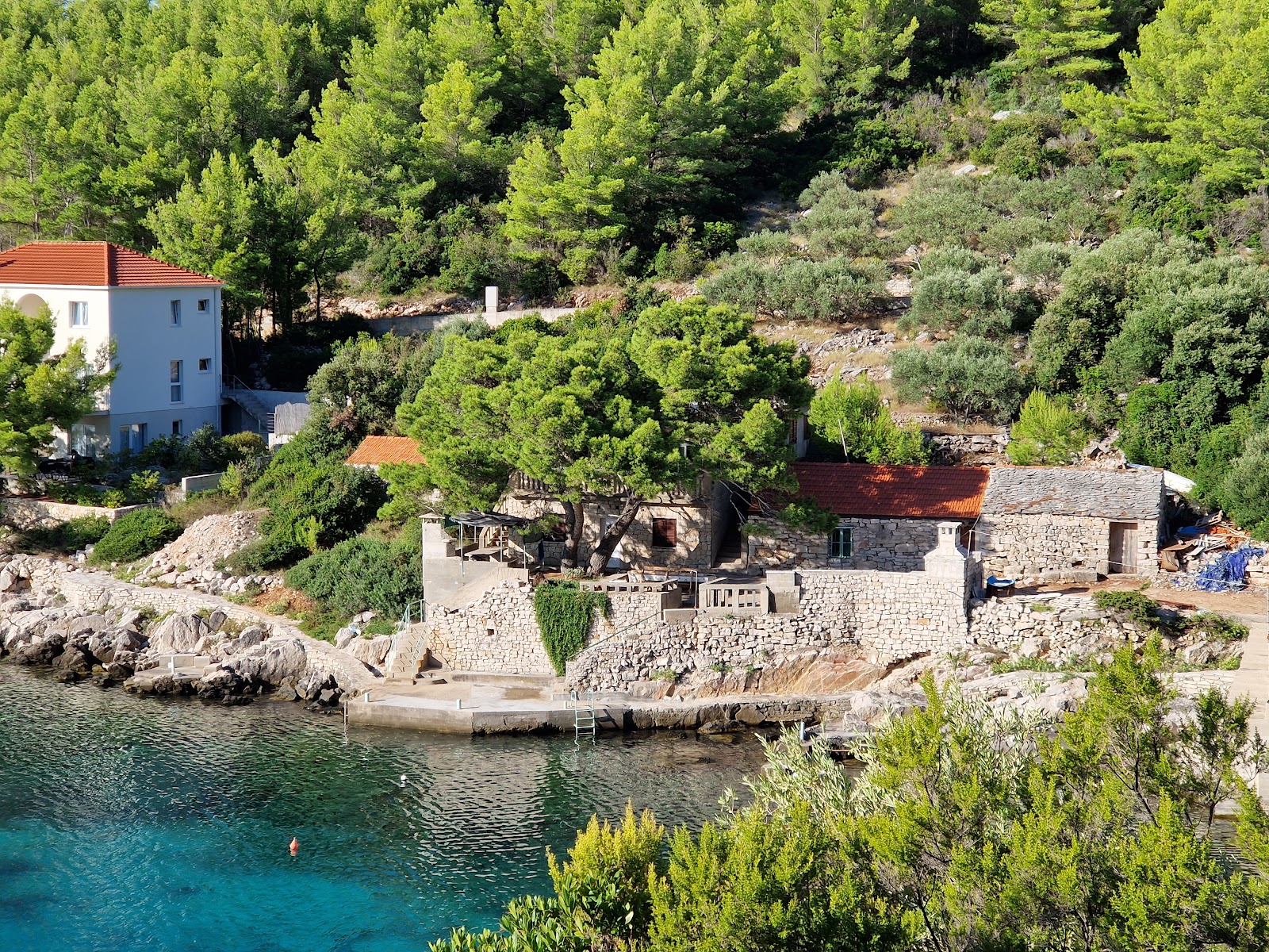 Plaza Karbuni'in fotoğrafı dağlarla çevrili