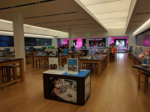 Computer Store «Microsoft Store - Tysons Corner Center», reviews and photos, 1961 Chain Bridge Rd, Tysons, VA 22102, USA