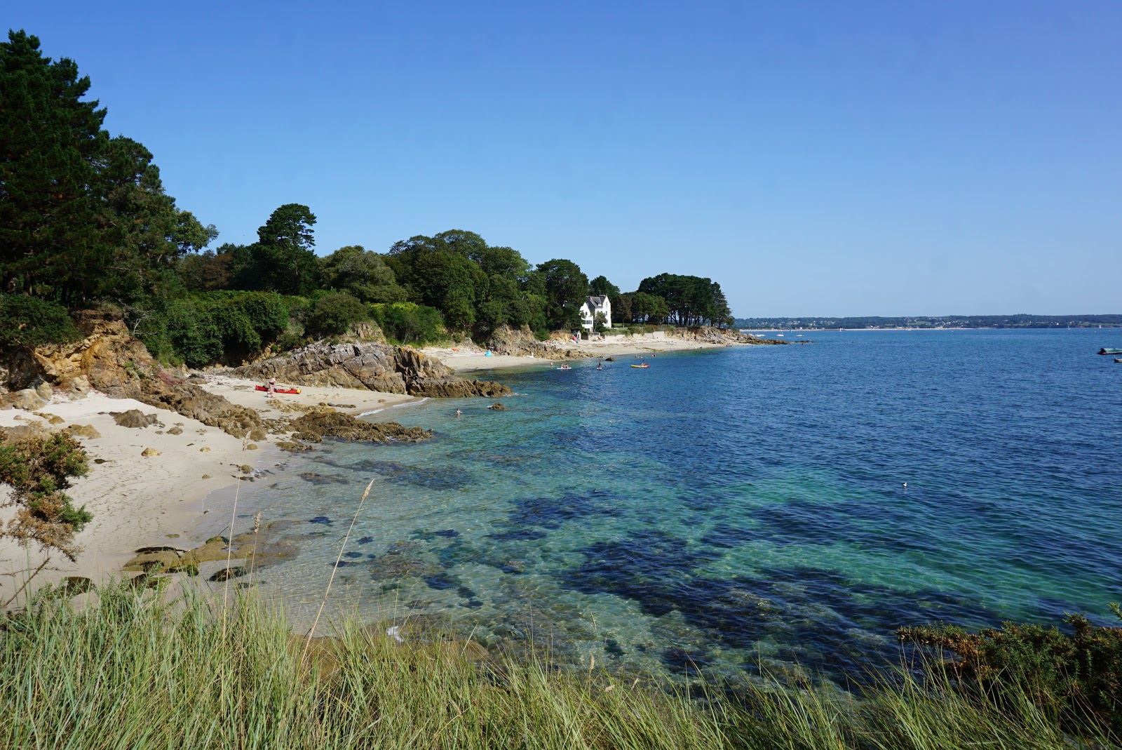 Fotografija Plage de Kerveltrec z prostorni večplastni zalivi