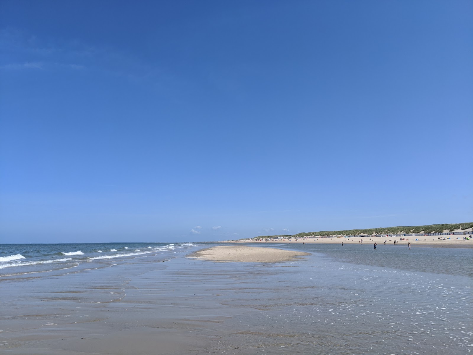 Foto van Oostkapelle Strand met helder zand oppervlakte