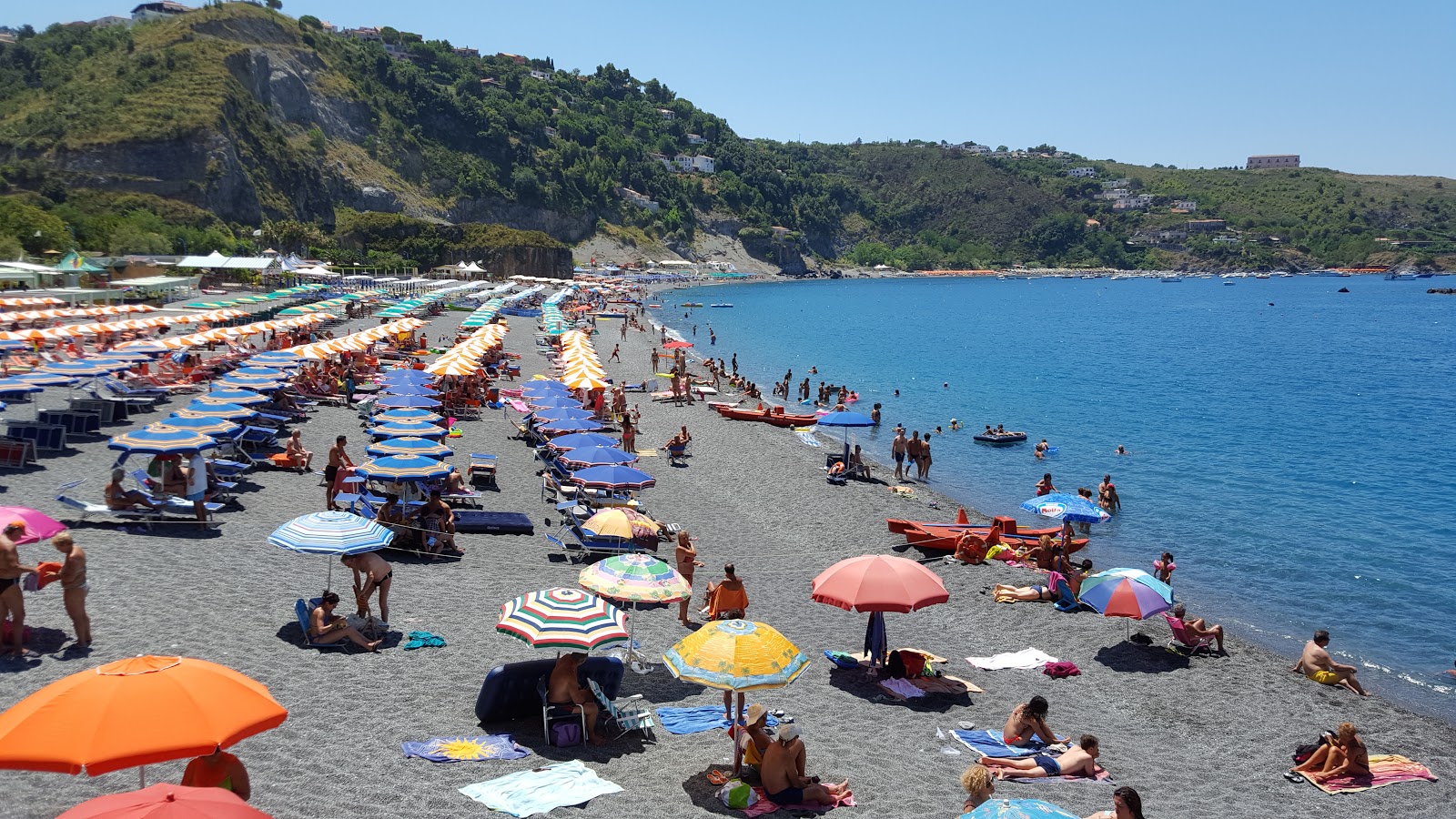 Valokuva Spiaggia San Nicola Arcellaista. pinnalla harmaa hieno pikkukivi:n kanssa