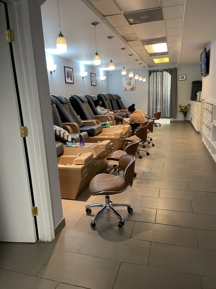 QQ Nails & Spa 21211
