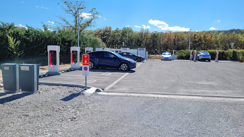 Borne de recharge de véhicules électriques Tesla Supercharger Sisteron