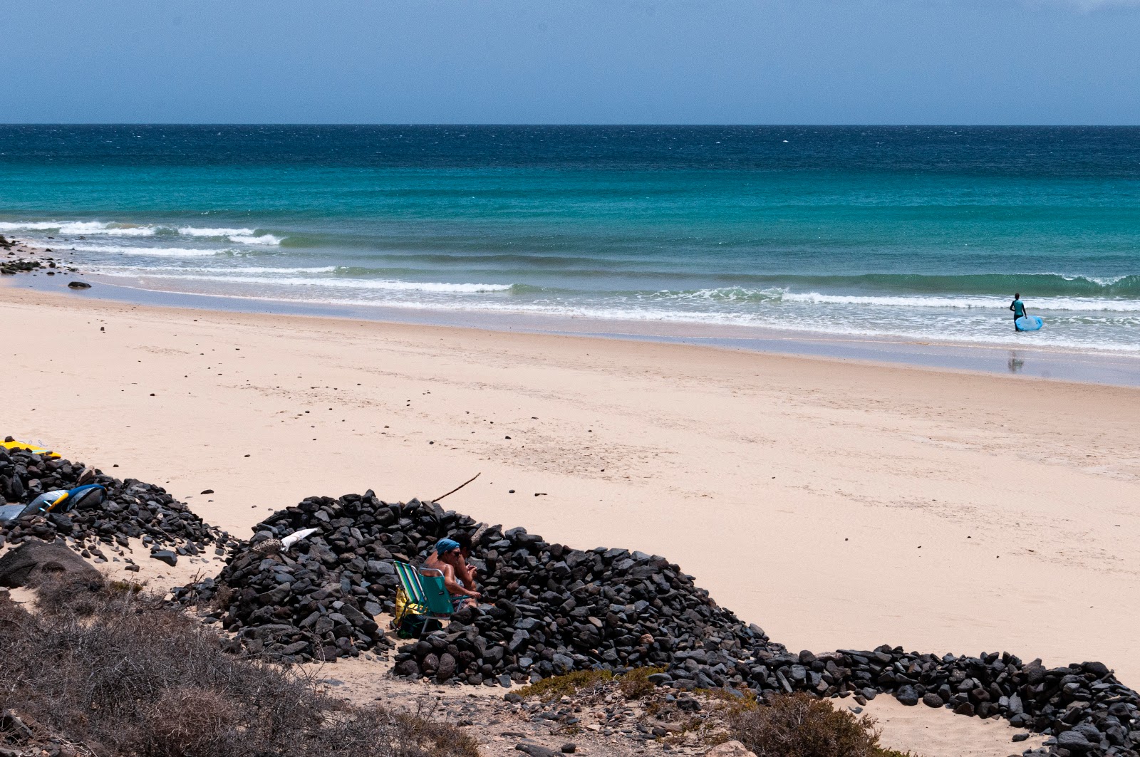 Playa de Esquinzo'in fotoğrafı turkuaz saf su yüzey ile