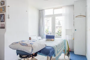 La Saskia massage zwangerschaps-, deep tissue-, kindermassage Spaandammer Houthavens Amsterdam. image