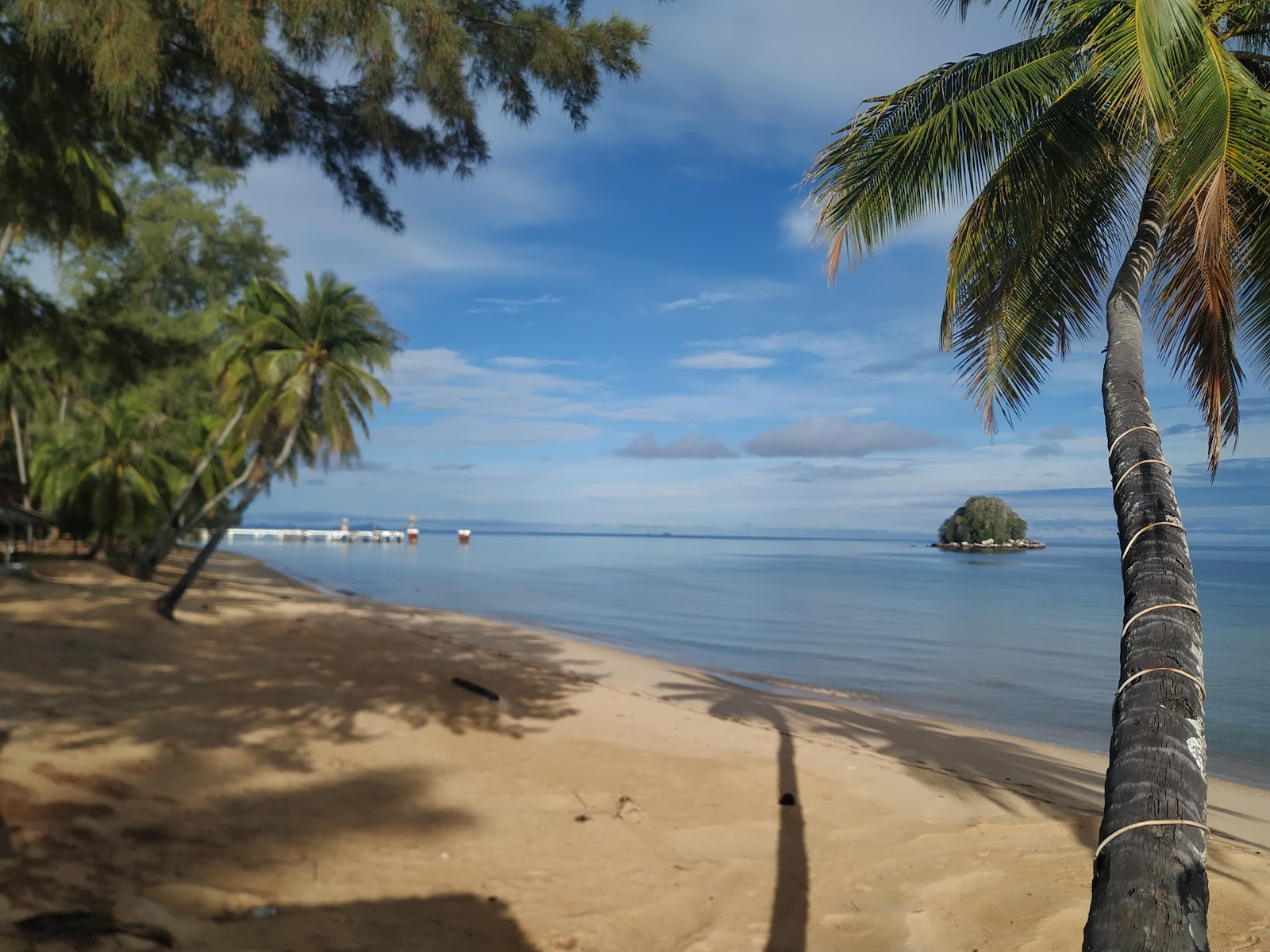 Foto van Berjaya Resort Beach ondersteund door kliffen