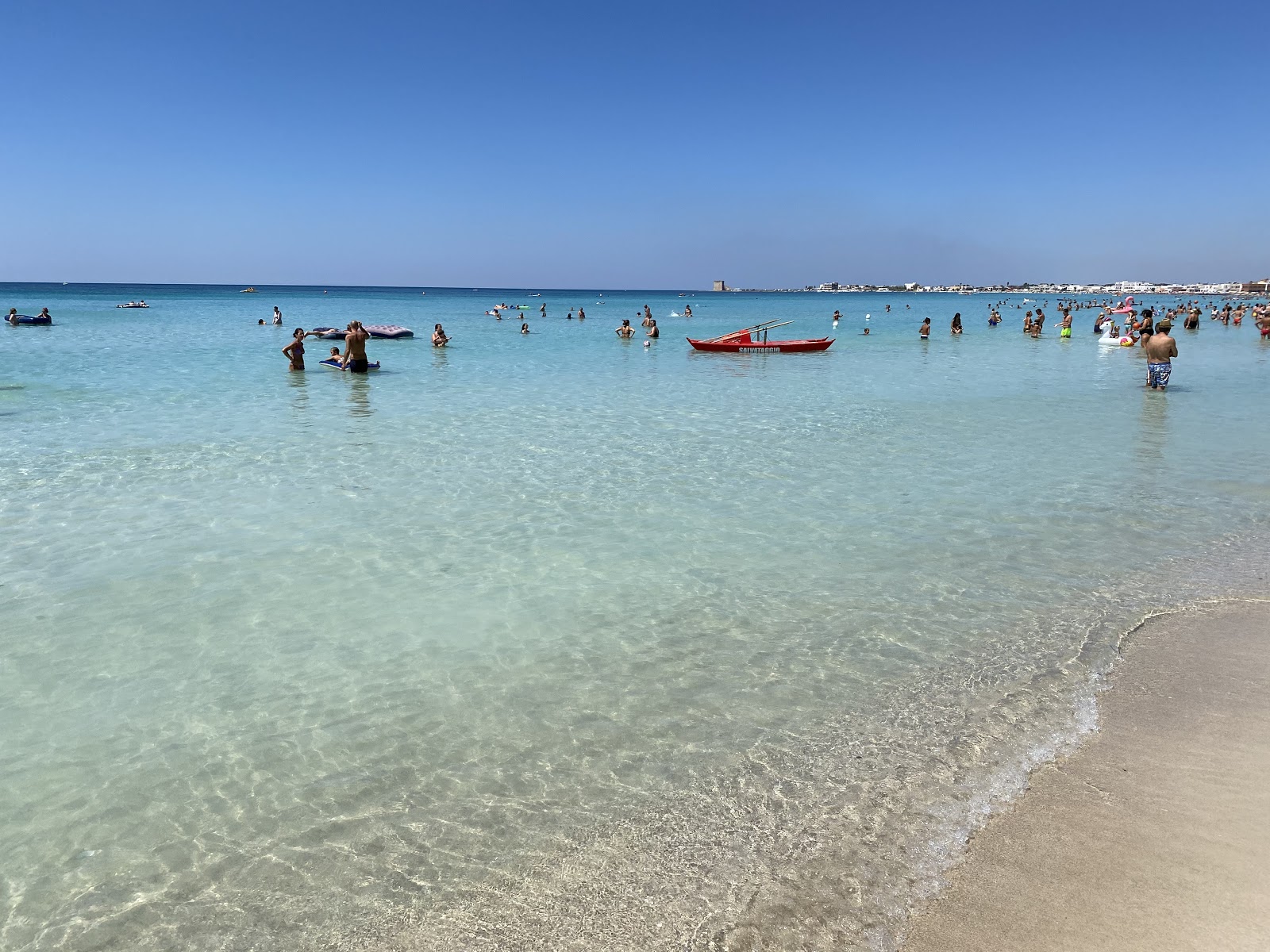 Foto de Spiaggia di Porto Cesareo con agua cristalina superficie