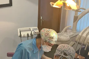 Clínica Dental Montequinto | Dentista Ortodoncia e Implantes image