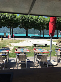 Atmosphère du Restaurant Chez les filles rest'eau à Aix-les-Bains - n°12