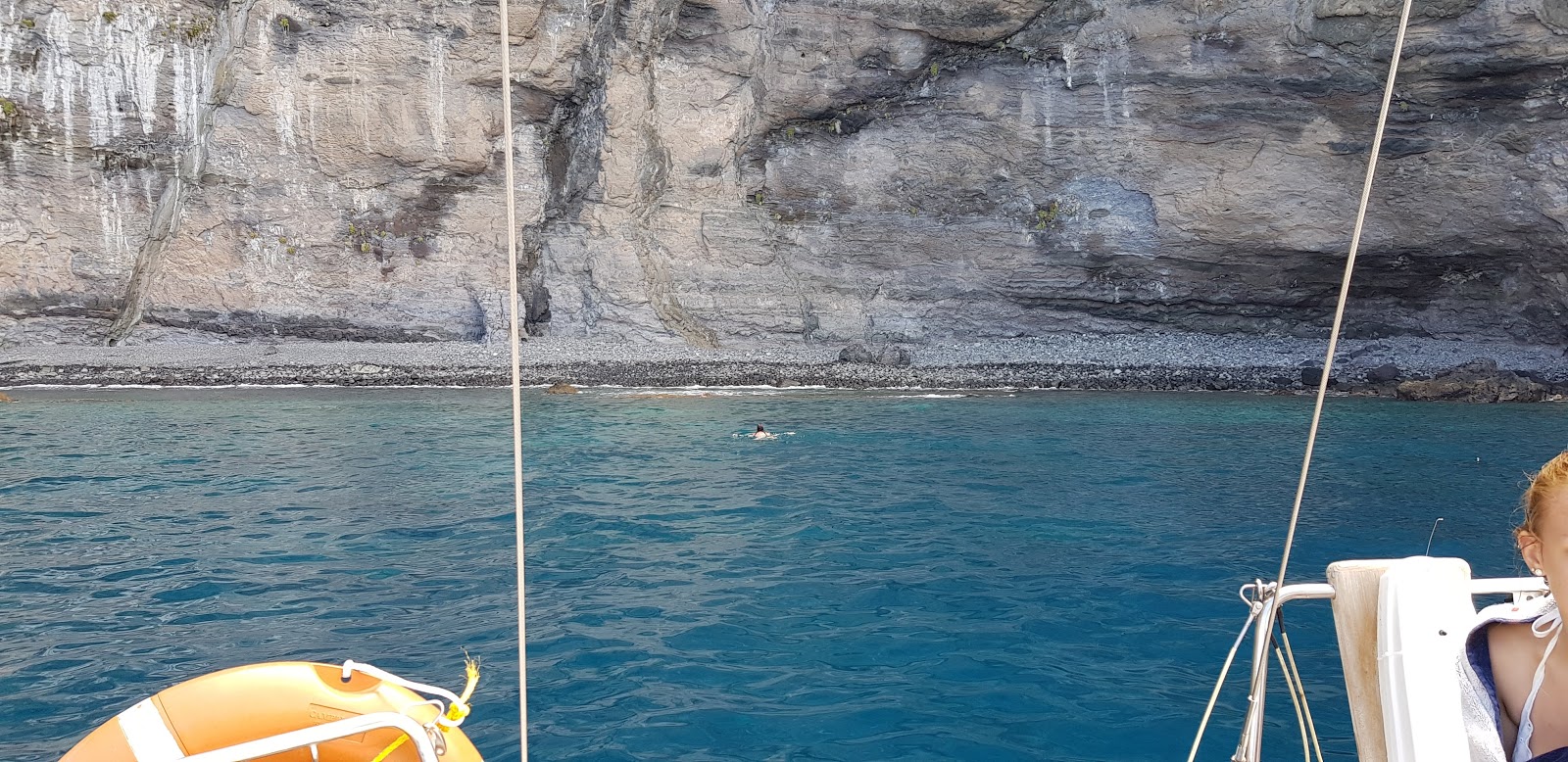 Foto van Playa Del Eco met rotsachtig terrein oppervlakte