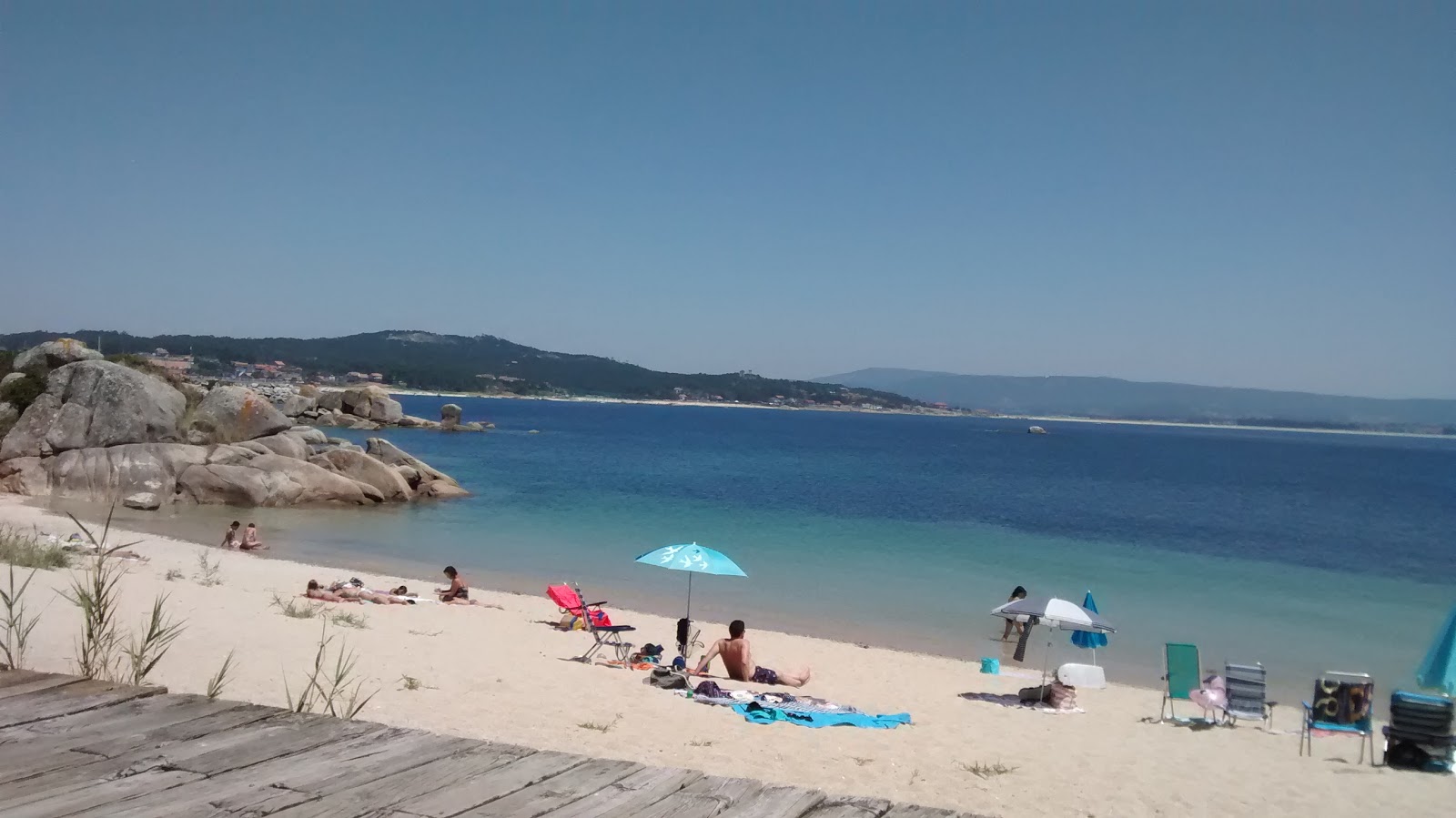 Pedras Negras beach的照片 带有碧绿色纯水表面