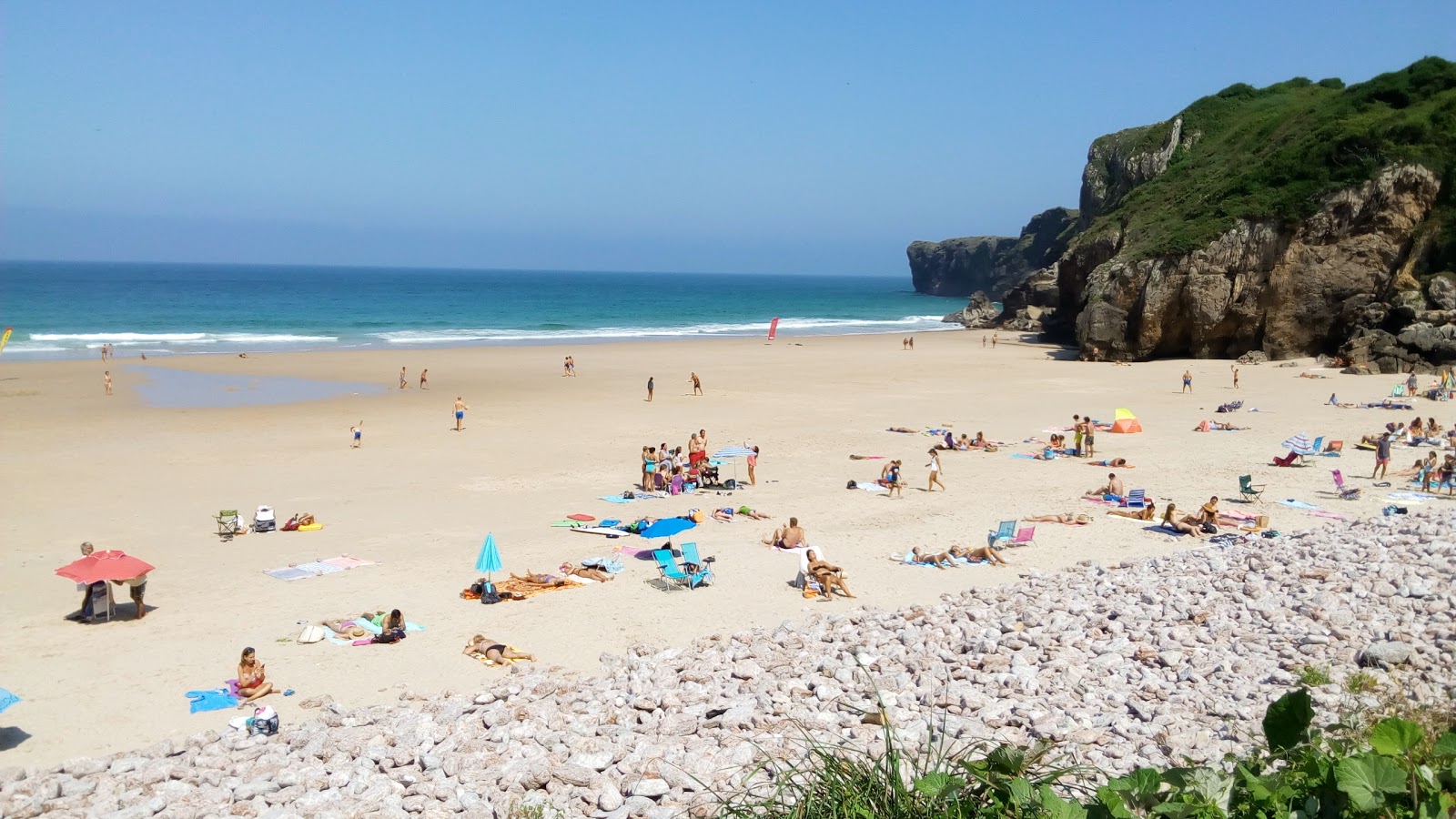 Playa de Andrin'in fotoğrafı parlak kum yüzey ile