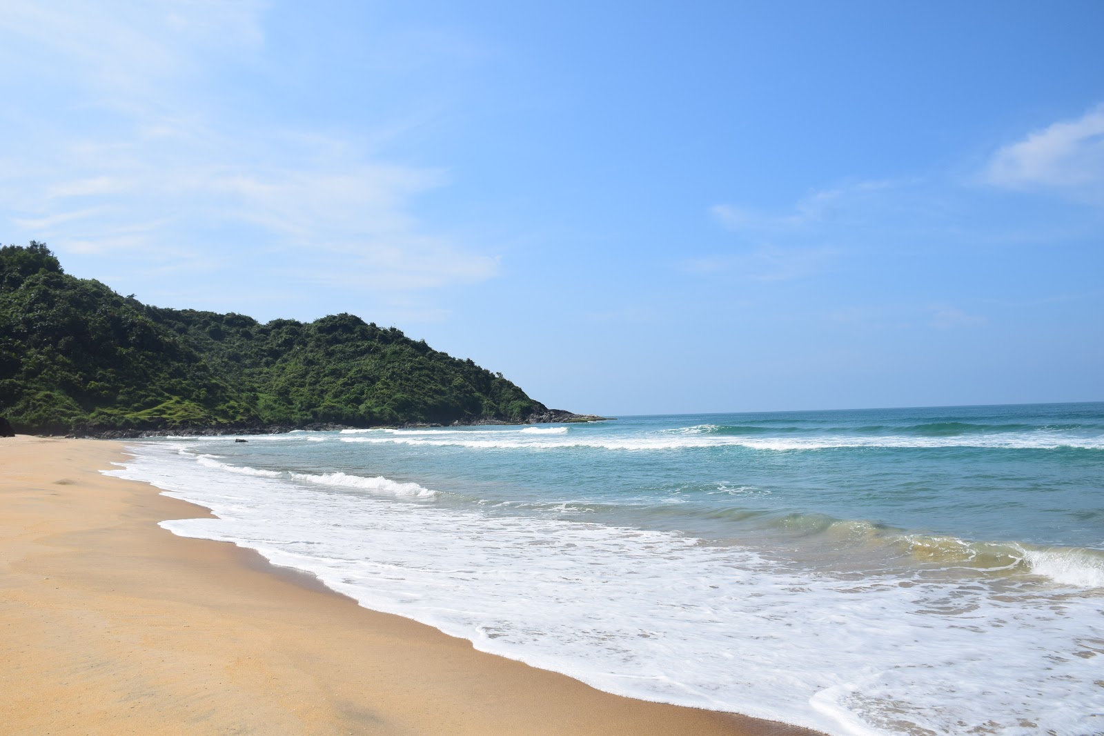 Foto di Apsarakonda Beach circondato da montagne