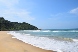 Foto di Apsarakonda Beach circondato da montagne