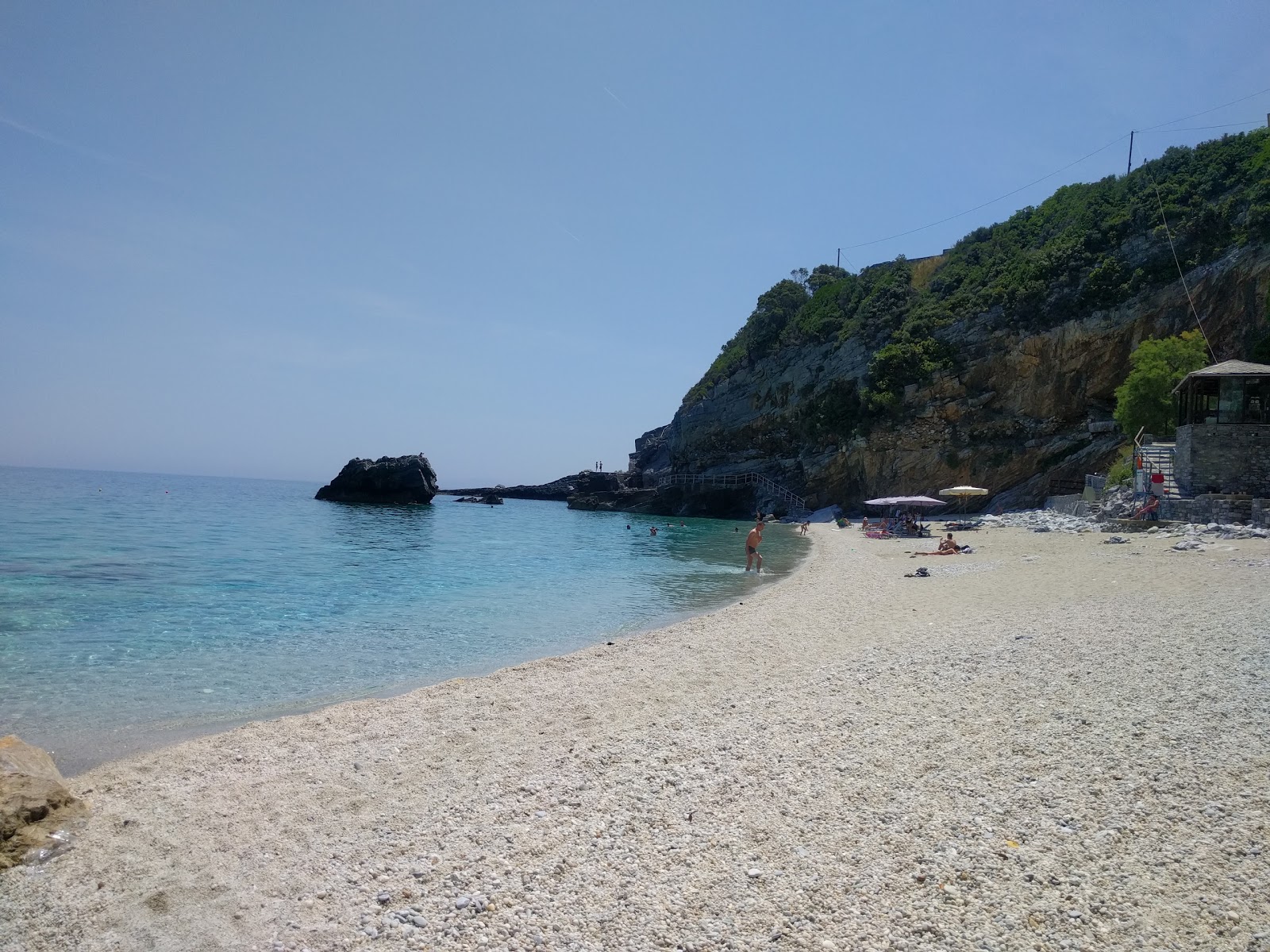 Foto di Mylopotamos beach con una superficie del ciottolo fine bianco