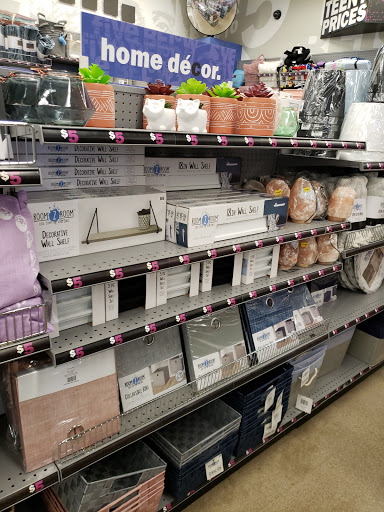 Variety Store «Five Below», reviews and photos, 1730 W Fullerton Ave #17, Chicago, IL 60614, USA