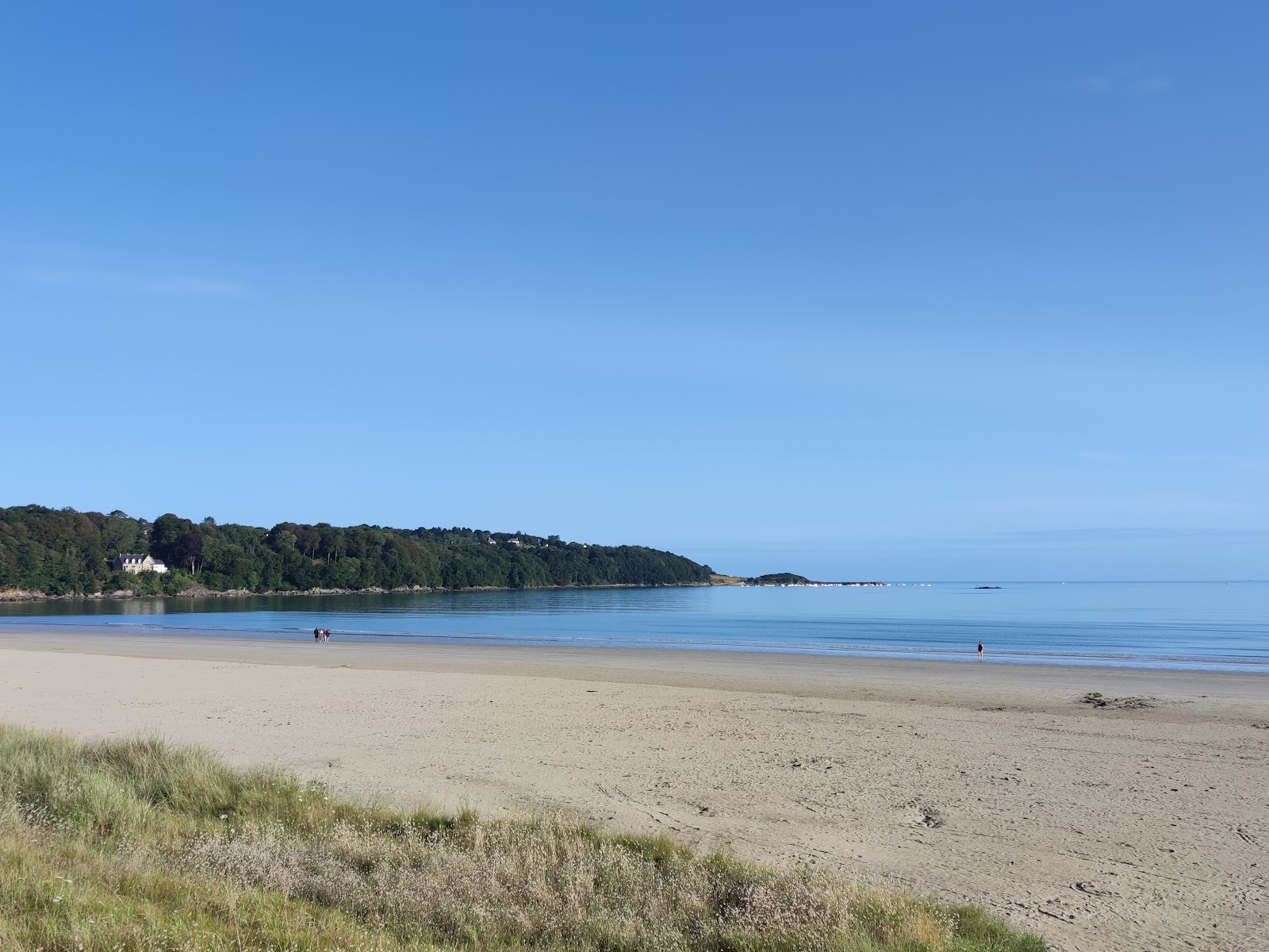 Foto di Plage Saint Efflamm con una superficie del acqua cristallina