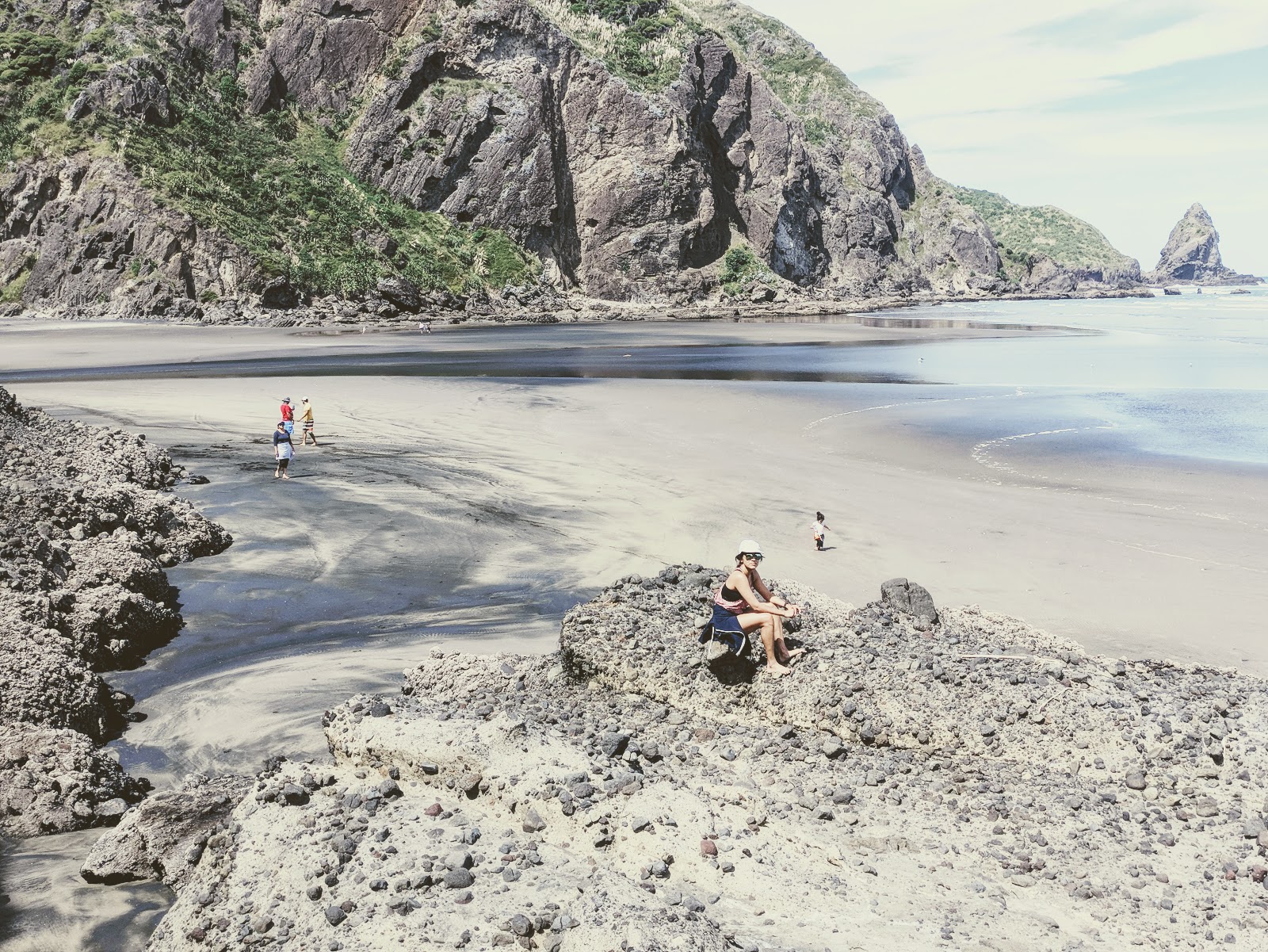 Anawhata Beach的照片 带有碧绿色纯水表面