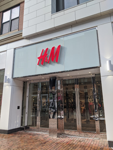 Clothing Store «H&M», reviews and photos, 214 Crocker Park Blvd, Cleveland, OH 44145, USA