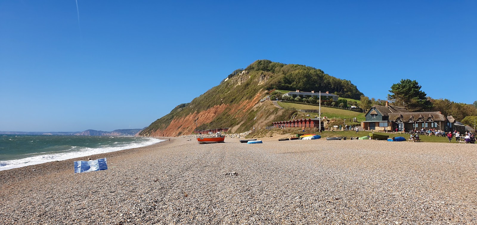 Foto av Branscombe Beach omgiven av klippor