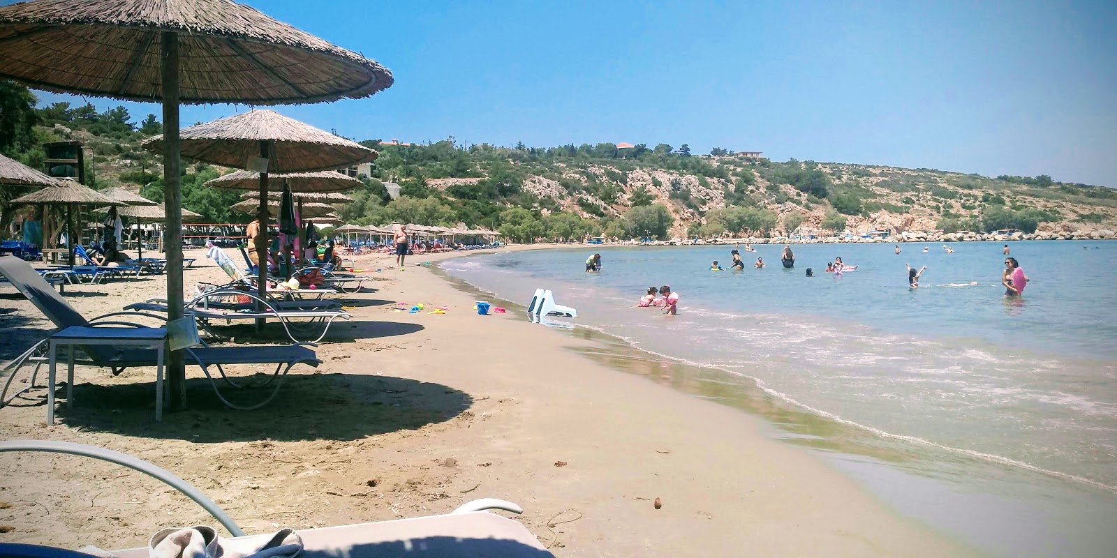 Foto af Lithi Strand bakket op af klipperne