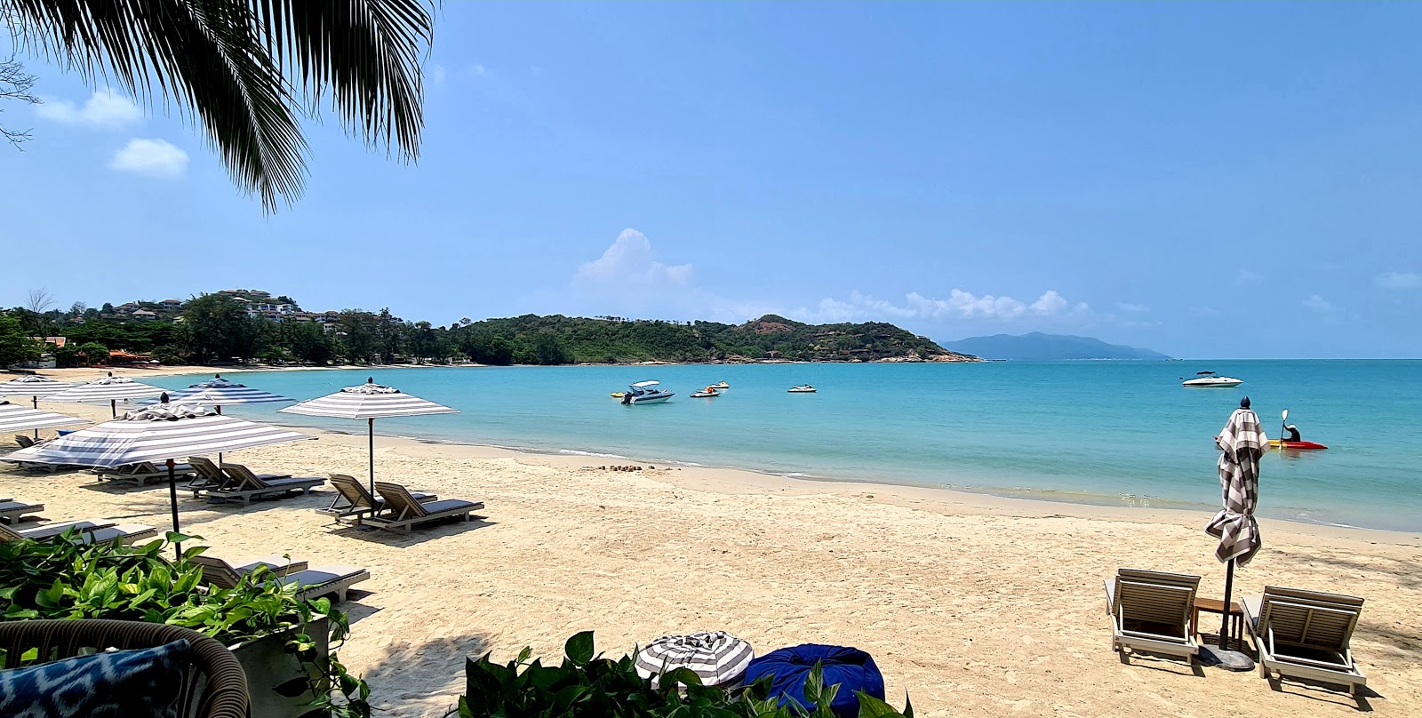 Φωτογραφία του Παραλία Τσοένγκ Μον με άσπρη άμμος επιφάνεια