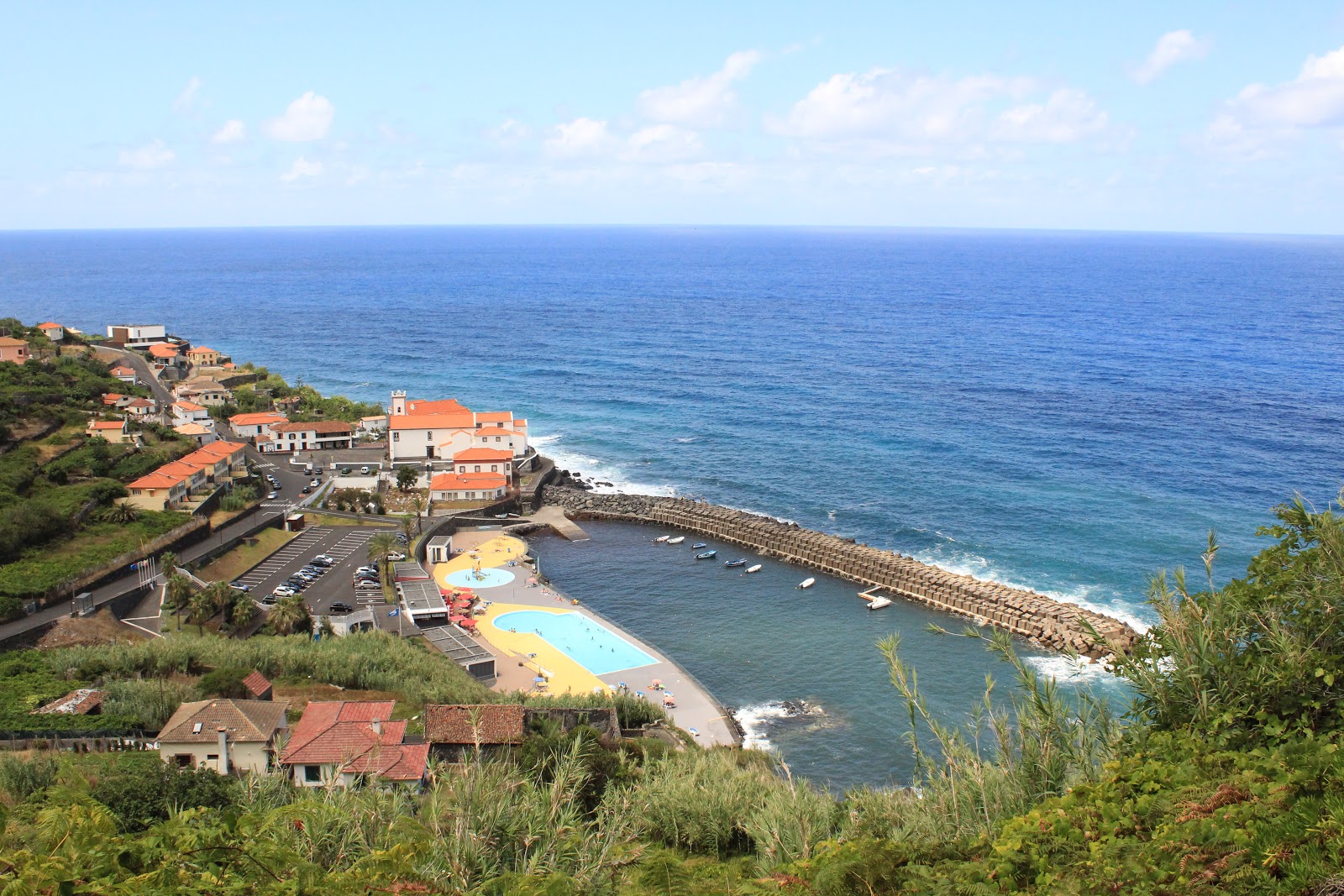 Piscinas de Ponta Delgada的照片 带有宽敞的海岸