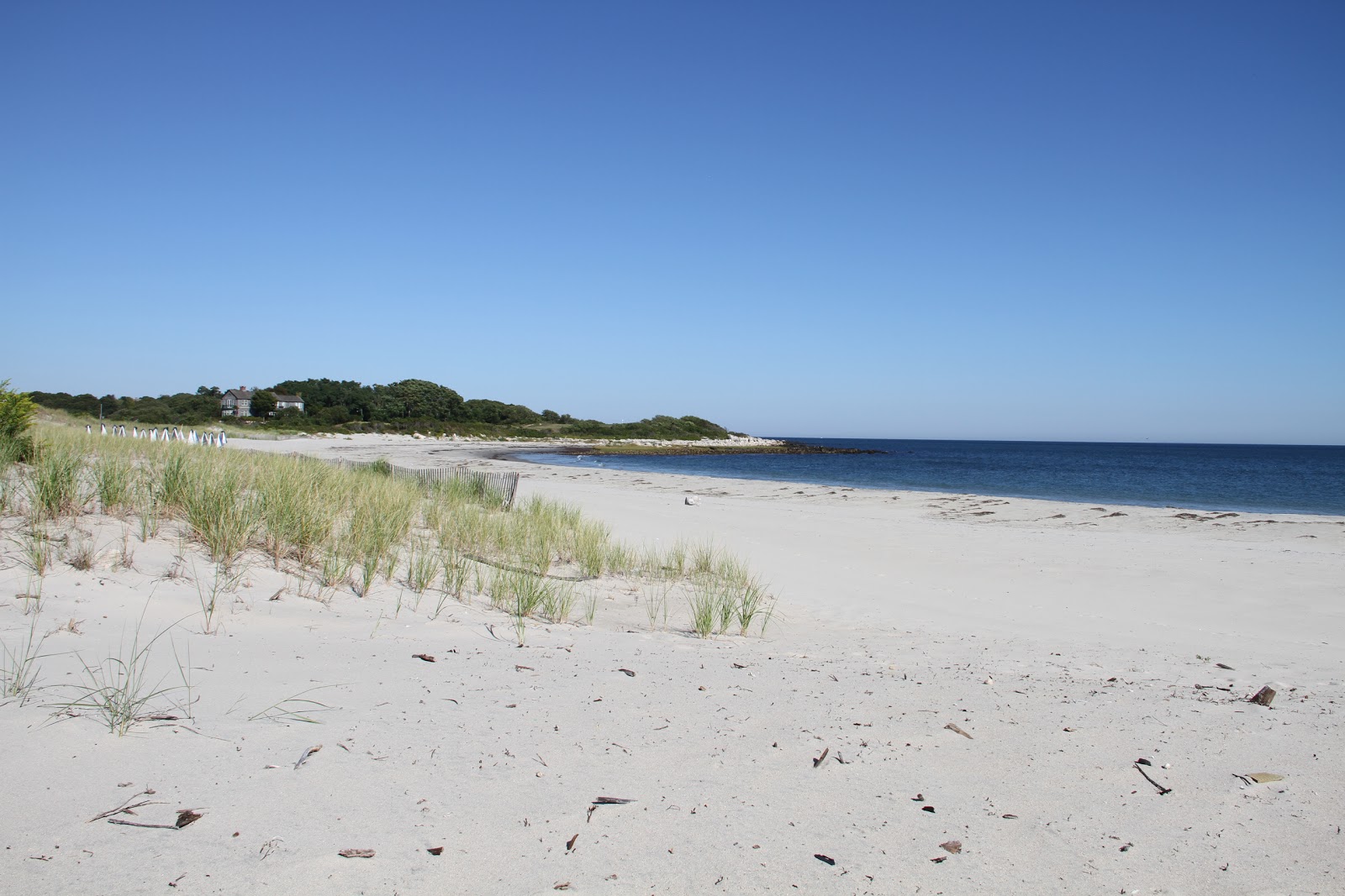 Fotografija Fishers Island Beach z svetel pesek površino