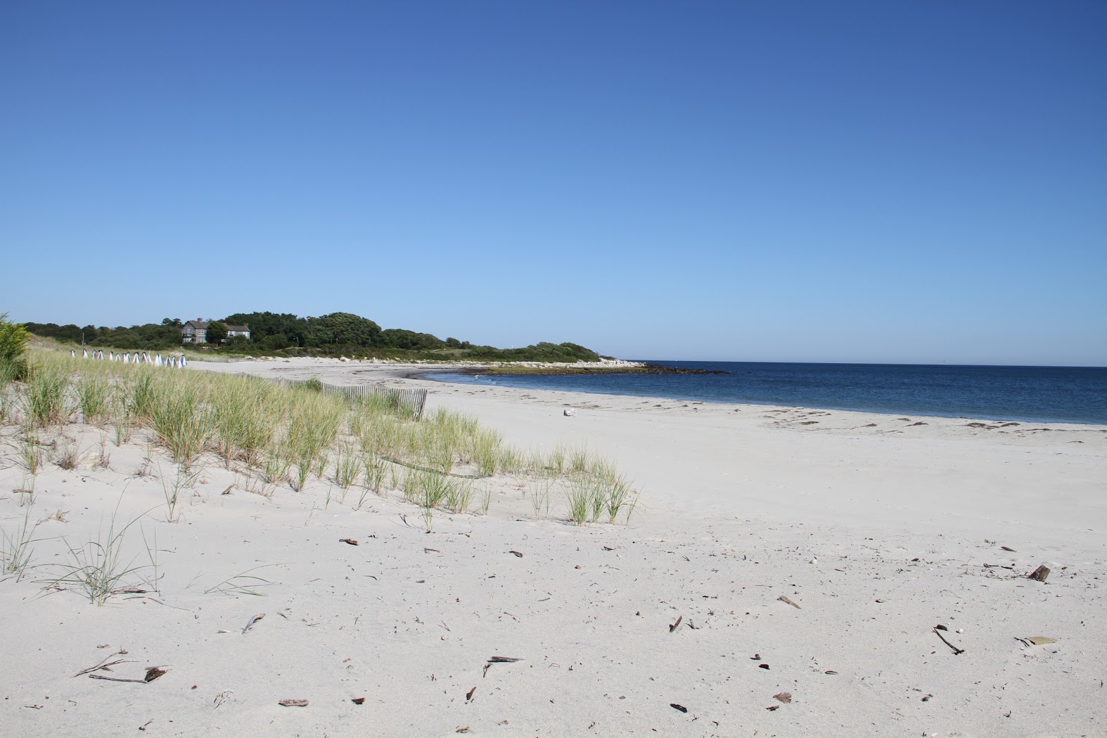 Fotografie cu Fishers Island Beach cu o suprafață de nisip beige