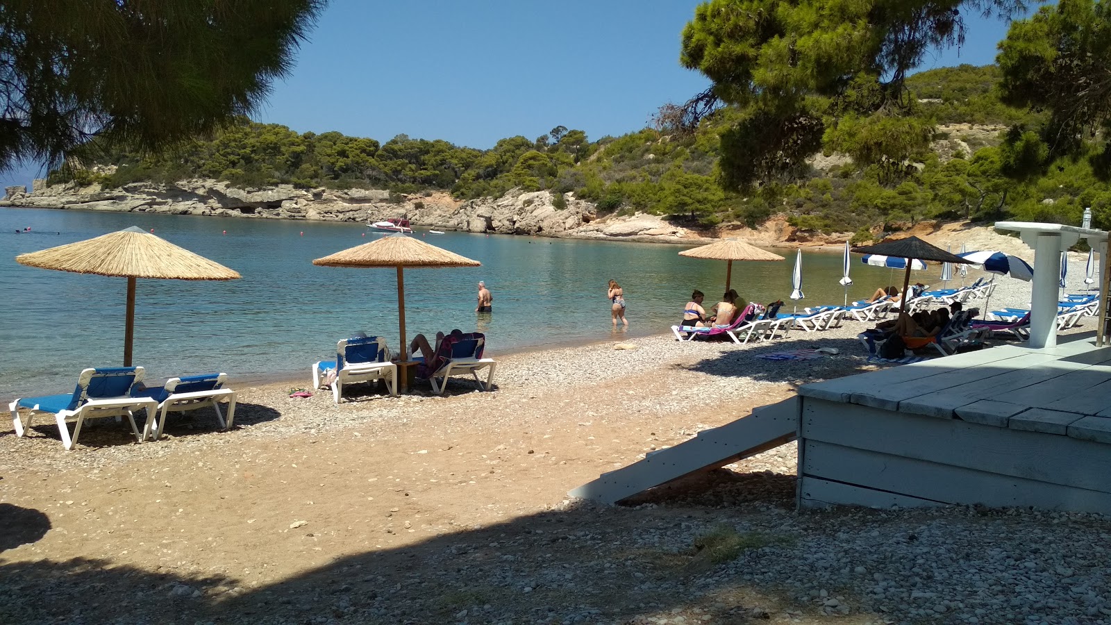 Foto von Agia Paraskevi von Klippen umgeben