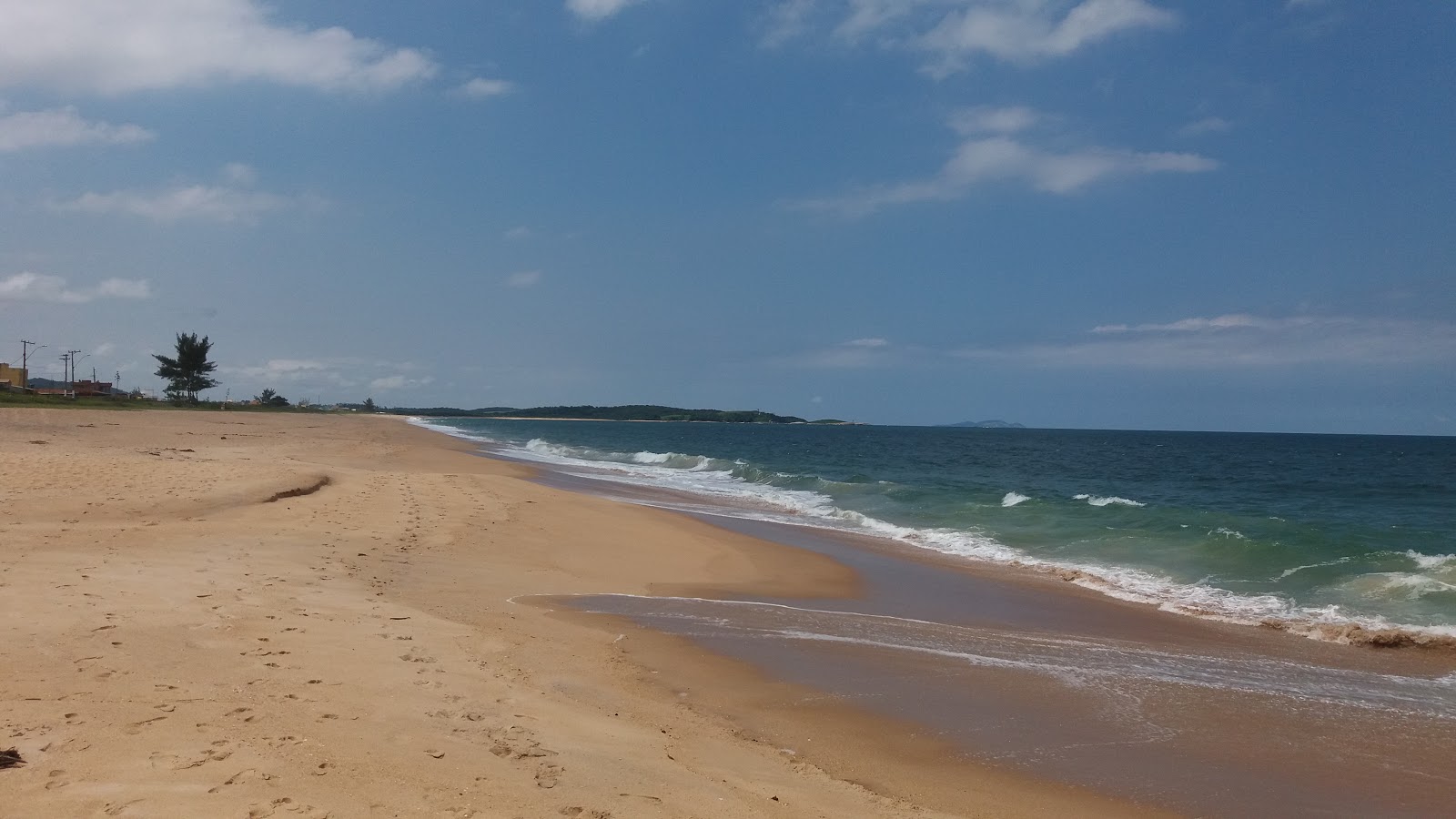Foto de Playa de la Enseada das Gaivotas y el asentamiento