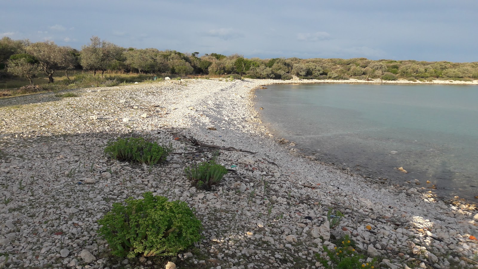 Foto di Meli beach con una superficie del acqua cristallina