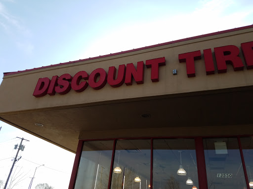 Tire Shop «Discount Tire Store - Crestwood, IL», reviews and photos, 13550 S Cicero Ave, Crestwood, IL 60445, USA