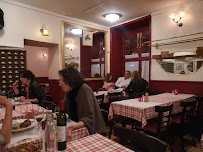 Atmosphère du Restaurant français Le Petit Saint-Benoit à Paris - n°13