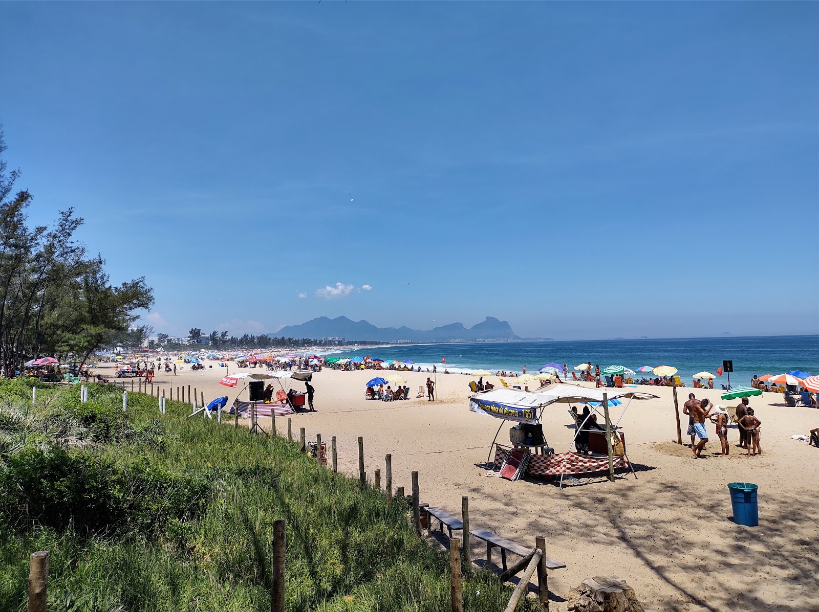 Foto av Recreio Beach omgiven av klippor