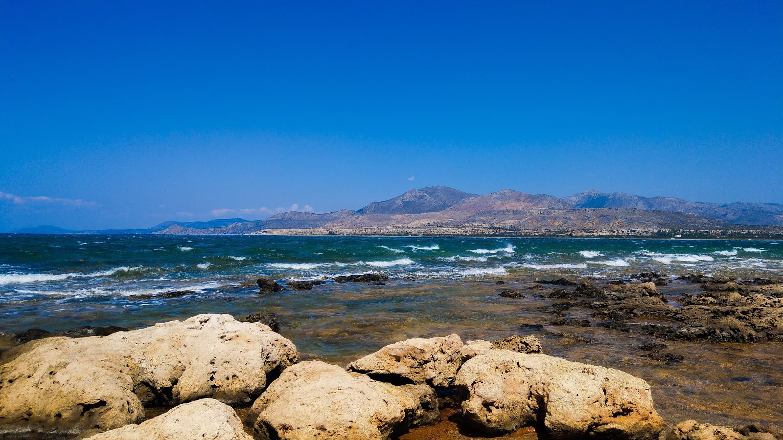 Kalogeras beach'in fotoğrafı turkuaz saf su yüzey ile