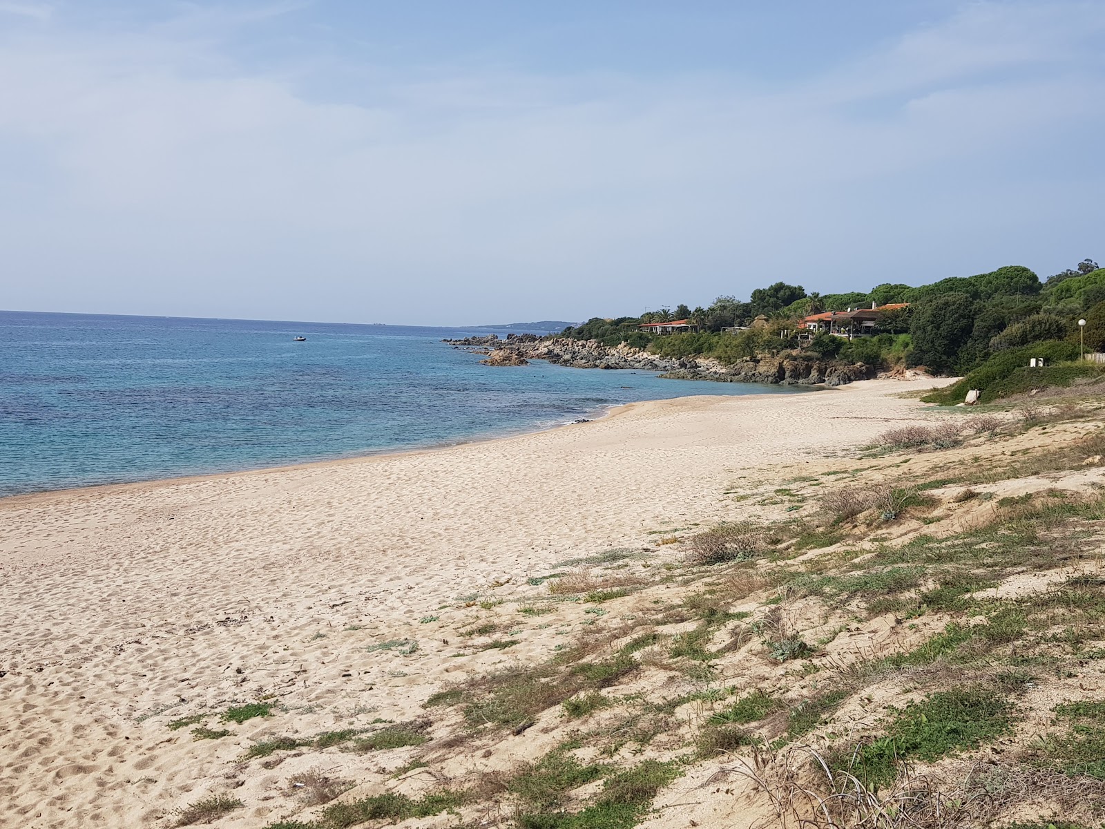 Foto di Scodi Neri beach II con una costa spaziosa