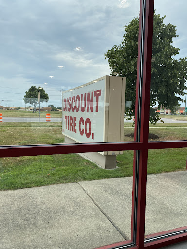 Tire Shop «Discount Tire Store - Sterling Heights, MI», reviews and photos, 8180 Metro Pkwy, Sterling Heights, MI 48312, USA