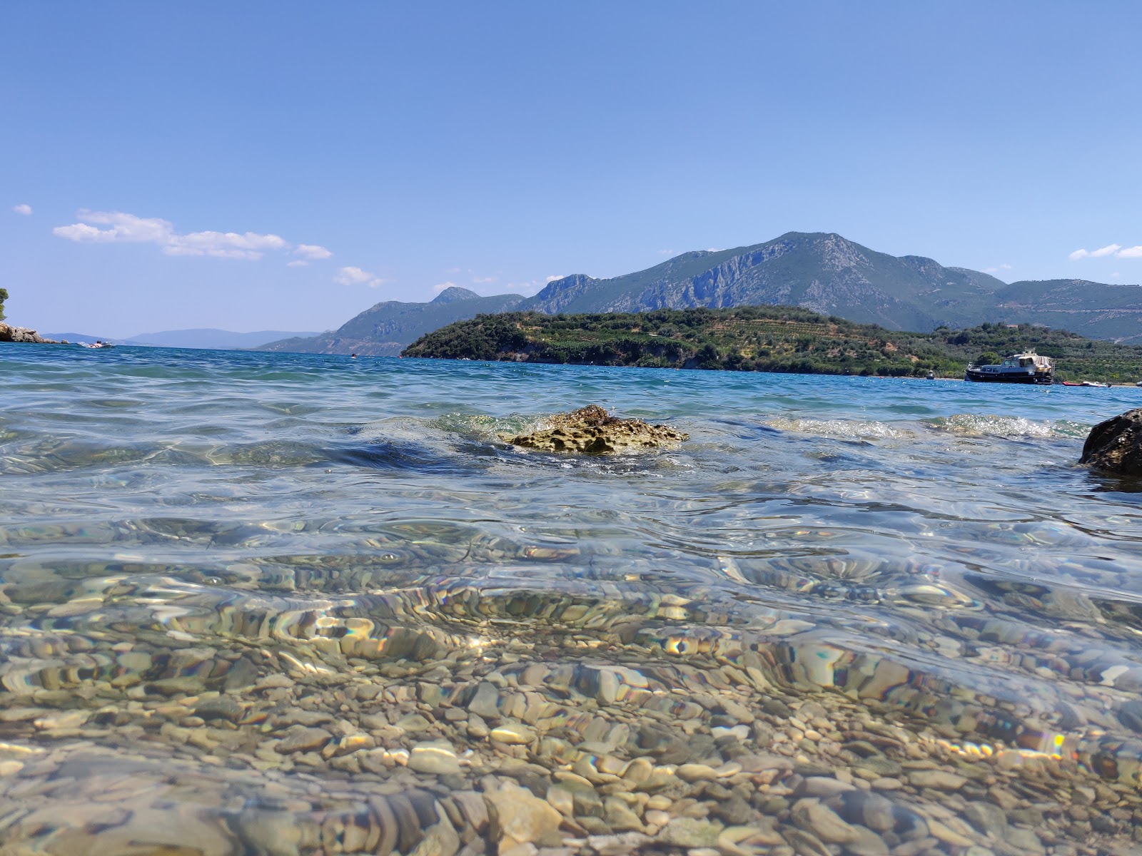 Yialasi beach II'in fotoğrafı - rahatlamayı sevenler arasında popüler bir yer