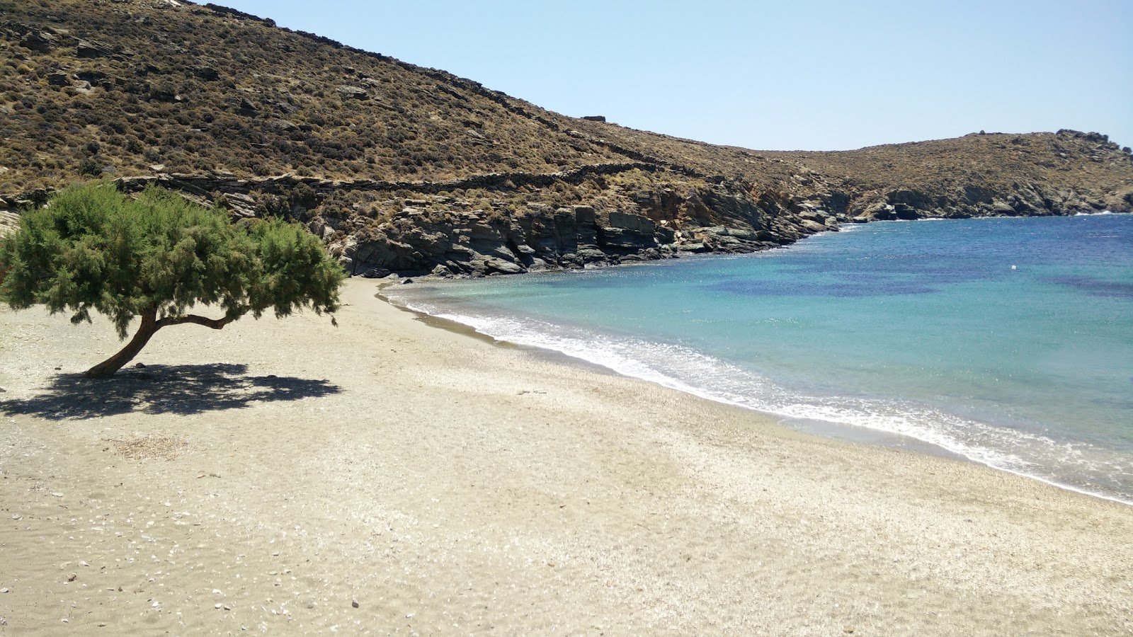 Foto van Vourni beach ondersteund door kliffen